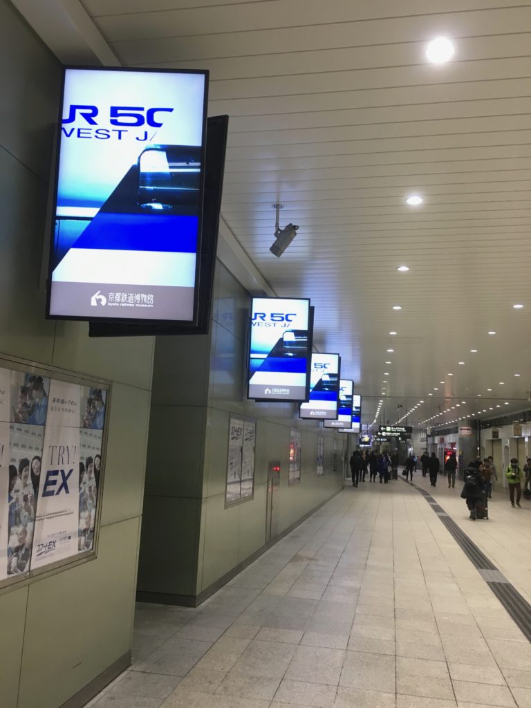 新大阪駅のデジタルサイネージ